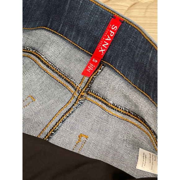 SPANX Distressed Ankle Skinny Jeans Medium Wash—Like New - Picture 5 of 9